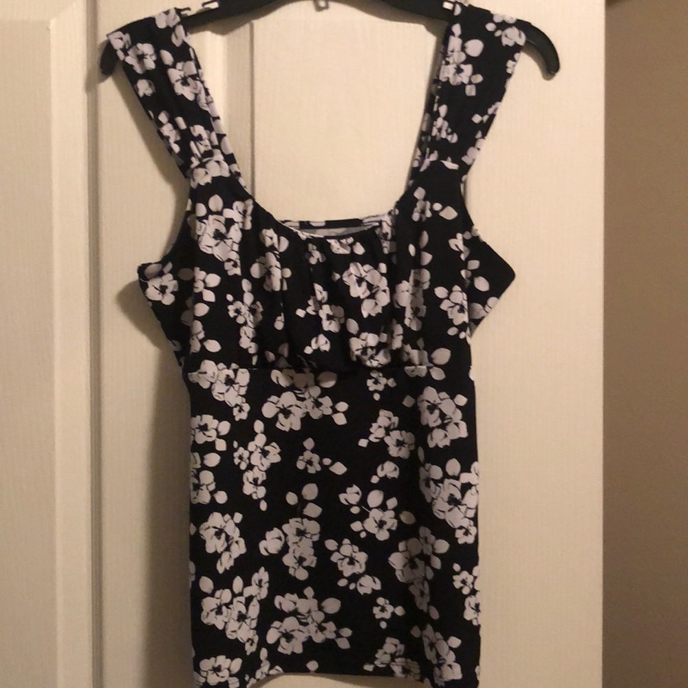 HP🎉 WHBM black & white top, medium